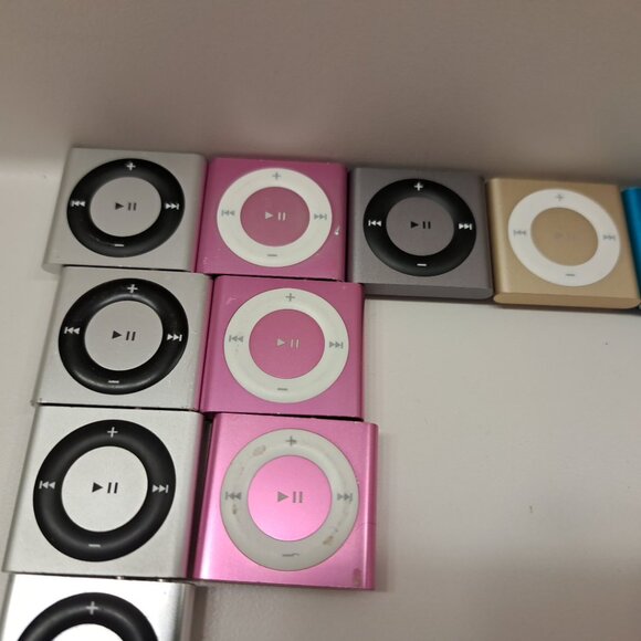 1X  Apple Ipod Shuffle 4th Generation 2GB with accessories - Picture 2 of 16